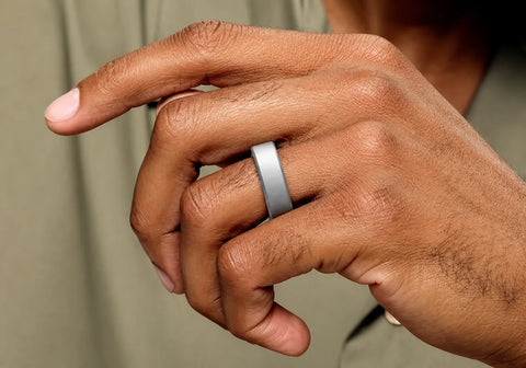 Oura Ring 4 worn on a person’s finger | SmartRing Philippines