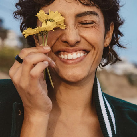 Smiling person holding yellow flowers and wearing a smart ring | Smartring PH